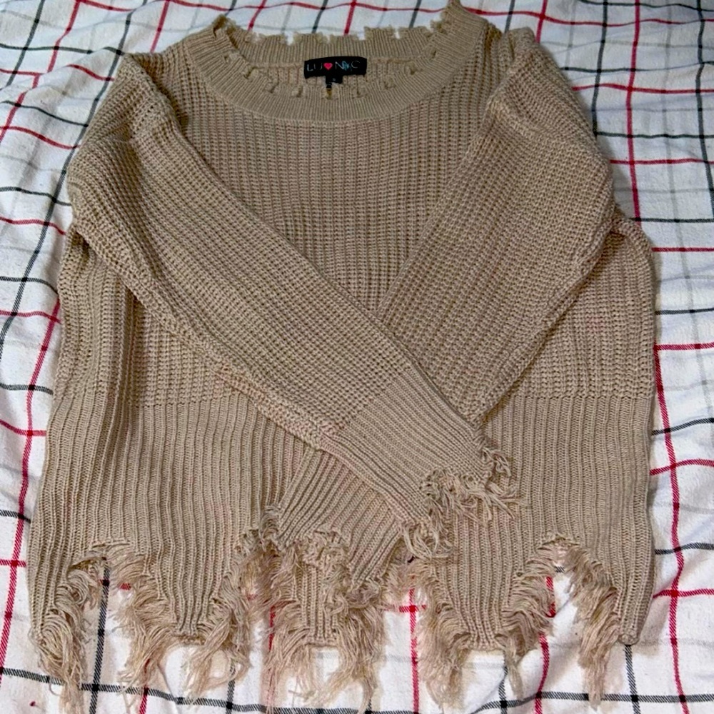 LU♥️NYC small tan sweater